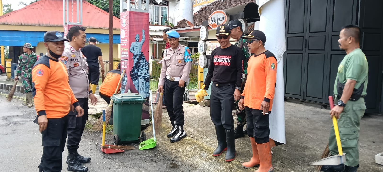 koramil-leksono-camat-leksono-dan-pegawai-kecamatan-melaksanakan-korve-di-pasar-leksono