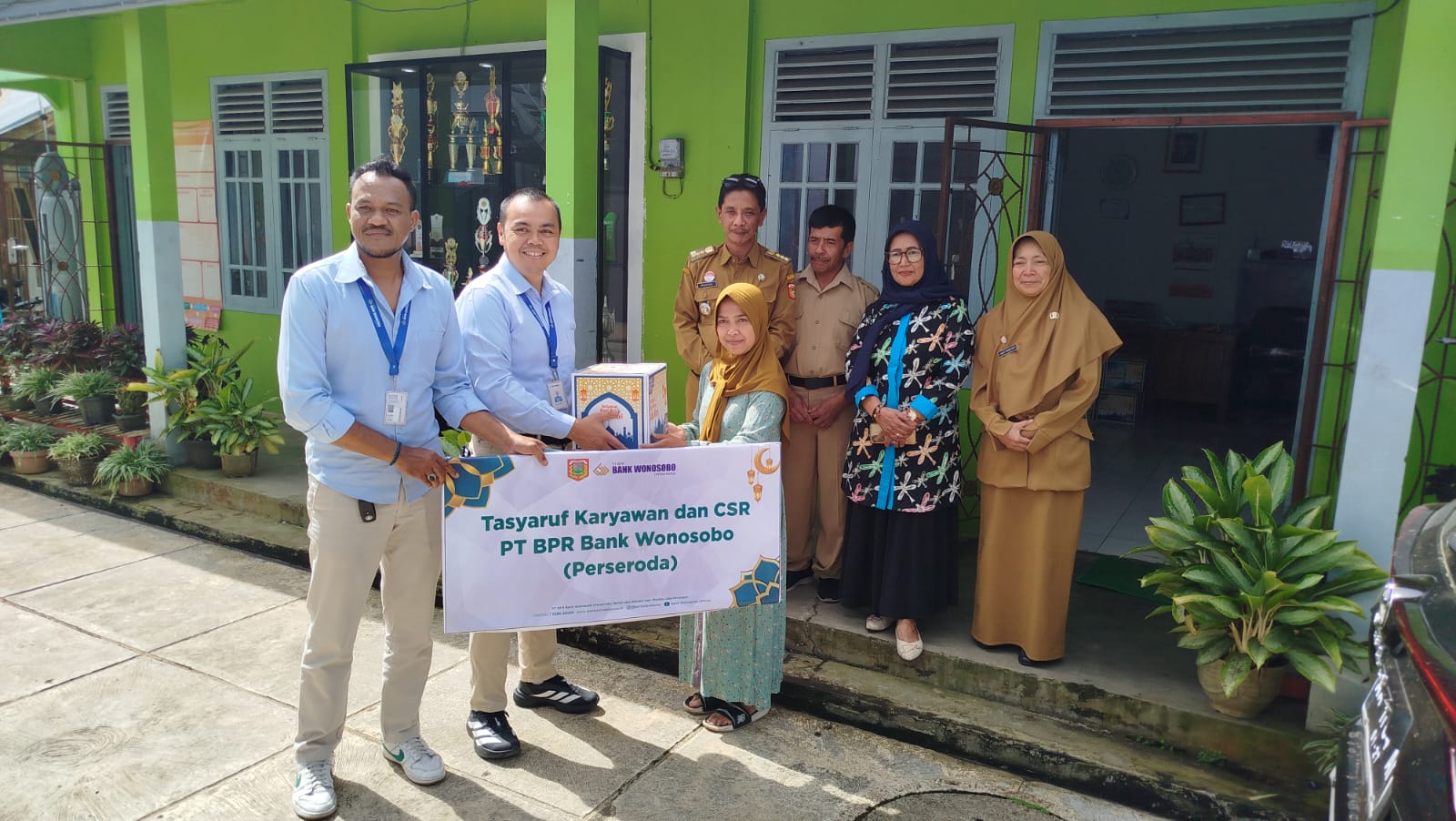 penyerahan-bantuan-csr-dari-bank-wonosobo-untuk-mendukung-kegiatan-tarawih-keliling-tarling-di-desa-manggis