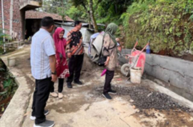 monitoring dan evaluasi (monev) fisik anggaran Dana Desa di Desa Sawangan dan Desa Jlamprang